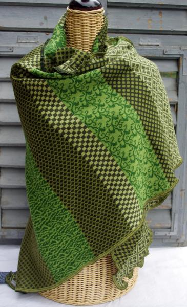 Invero Dreiecktuch Joy Kräuter gewickelt, einhüllend auf Kleiderpuppe